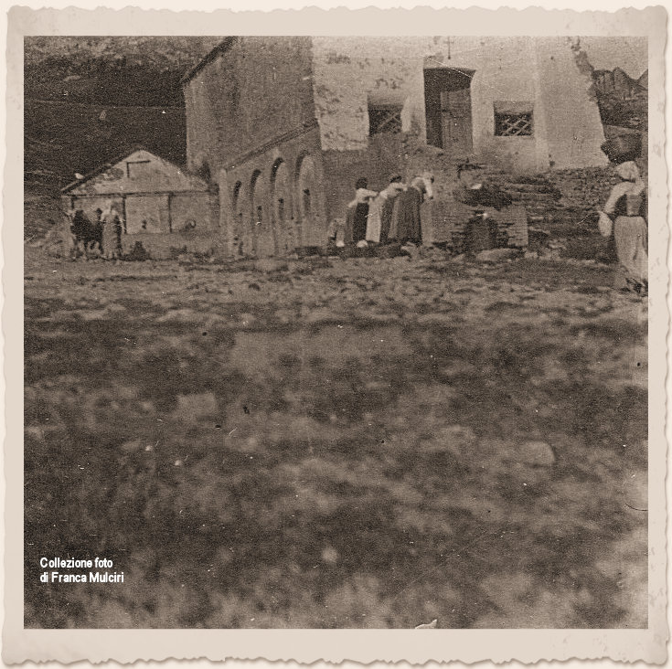 Lavandaie alla fonte della chiesa di San Rocco in localit Canale - Montebello di Bertona, 25 Luglio 1914